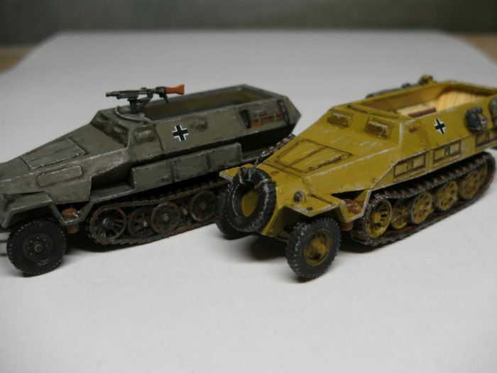 Größenvergleich: das etwas zu klein geratene Zvezda Sd.Kfz. 251/1 und das längere Sd.Kfz. 251/1 von PSC.