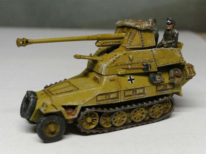 Aus dem Sd.Kfz. 139 mit zerschossenem Fahrwerk und Motor und dem Sd.Kfz.251/1 entstand das Sd.Kfz.251/24 mit 7,62cm Beute PaK