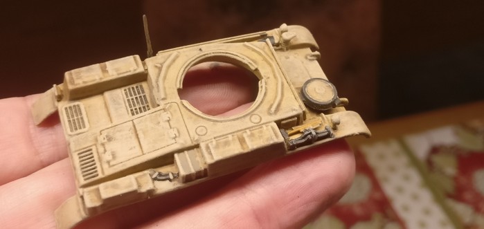 Das Trockenbürsten mit Revell Aquacolor 36189 Beige nimmt den Flecken ihre Schärfe und akzentuiert erhabene Stellen.