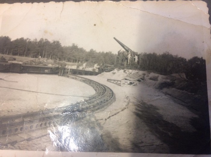 Die Eisenbahn-Ersatz-Batterie 800 hat schon beeindruckende Bilder zu bieten. Hier zwei Feuerstellungen, wobei man in der rechten ein fettes Eisenbahngeschütz sehen kann. Da kriegt man Lust, sich nen Bausatz "Trumpeter 00207" vom Eisenbahngeschütz Leopold 280mm K5 (E) zuzulegen.