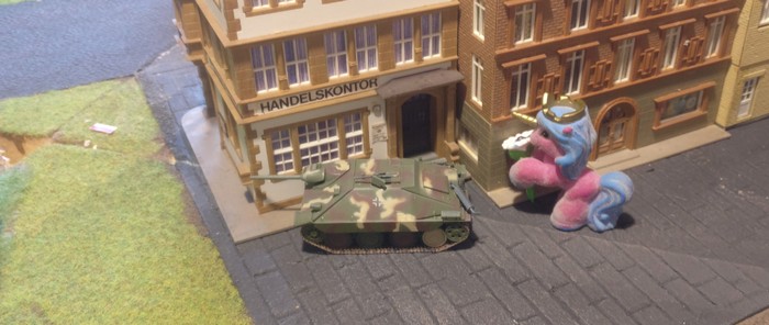 Ein Hetzer geht an der Sektorengrenze in Stellung.