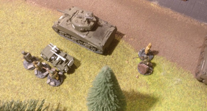 Das FHQ, der Sniper und das Trupp auf dem Jeep.