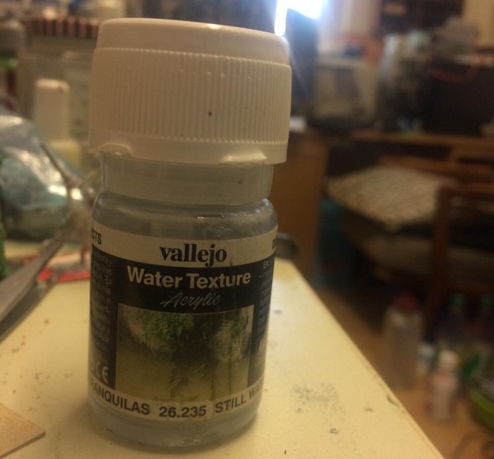 Für die Wassergestaltung bentutz XENA "Water Texture" von Vallejo.