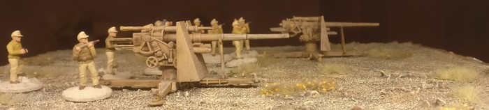 Hier zwei 8,8cm FlaK 36 in einer Stellung nahe Tobruk.