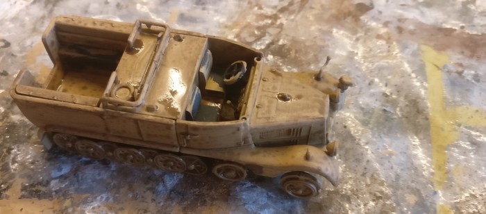 Der DeAgostini Sd.Kfz. 11 hat bereits seinen Umber Wash abbekommen.