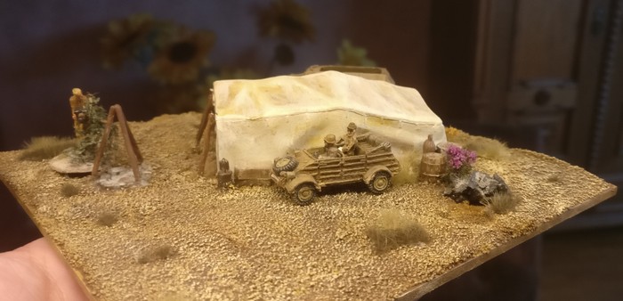 Die fertige MDF-Kachel mit dem montierten Set Italeri 6148 Desert well and tents. Ich habe noch Gradbüschel von MiniNatur gepflanzt. Der Kübelwagen ist im Maßstab 15mm gehalten.