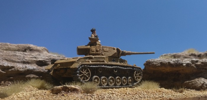 Ein Panzer III des Panzerregiment 8 der 15. Panzerdivision beobachtet Feindbewegungen südlich von  Marsa el Brega.