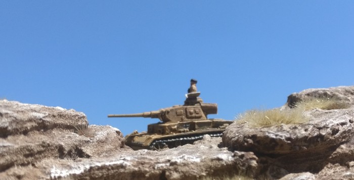 der Panzer III des Panzerregiment 8 der 15. Panzerdivision rollt zurück in die Stellung hinter dem Berg Al Akama.