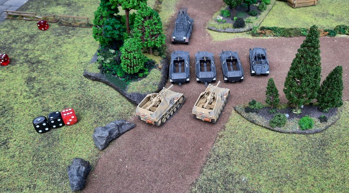 Panzergrenadiere mit ihren Sd.Kfz. 251 und die Wespen stellen sich zum Angriff bereit.