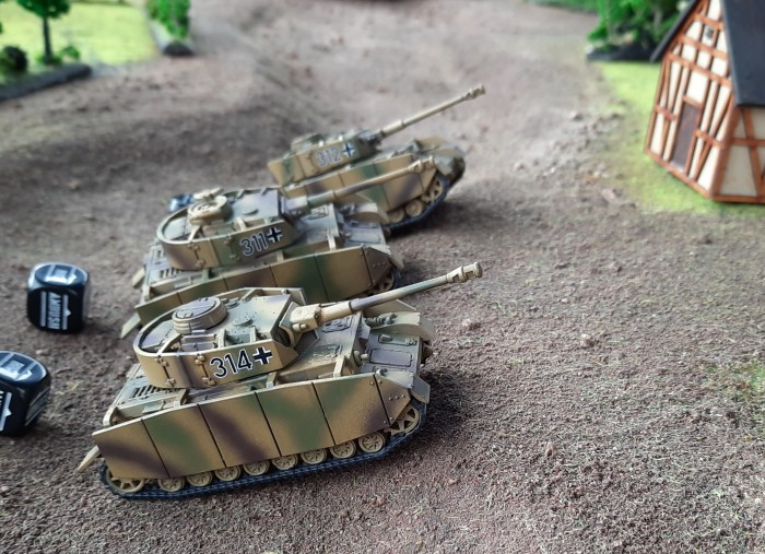 Das Panzer IV Platoon rollt los.