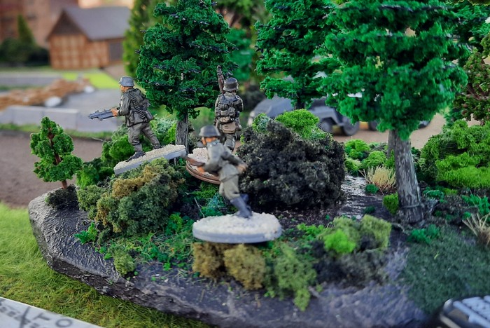 Ein deutscher Infanterietrupp in einem Waldstück am Stadtrand. Die russischen HMG nehmen den Trupp sogleich unter Feuer und radieren ihn aus.