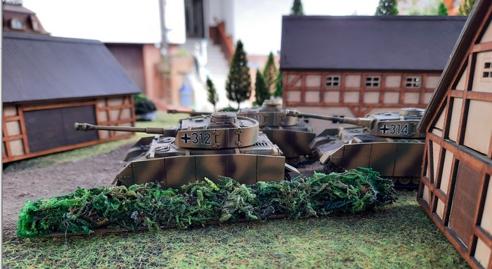 Das Panzer IV Platoon rollt durch die Vorstadt von Kursk.