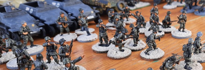 Deutsche Panzergrenadiere vor dem Angriff bei Battlegroup Kursk,