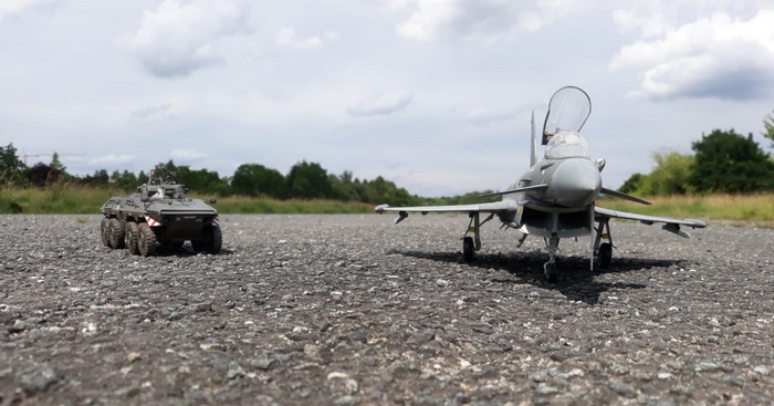 Zur Sicherung des Eurofighter ist ein Spähpanzer 2 "Luchs" aufgetaucht.