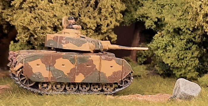 Der Kommandant des Panzer III Ausf. J hält Ausschau. Recht zufrieden wirkt er.