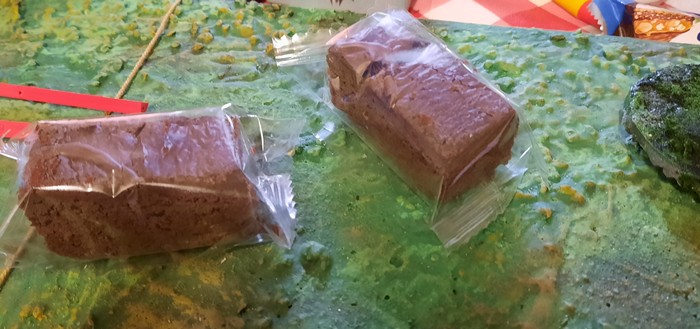 Mark hatte reichlich Brownies mitgebracht. Auf dem Schlachtfeld zu Monnem konnte man nicht durch Hunger sterben. 