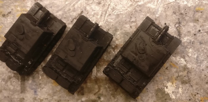 Die drei StuIG 33B, wie sie aus dem 3D-Drucker gekommen sind. 