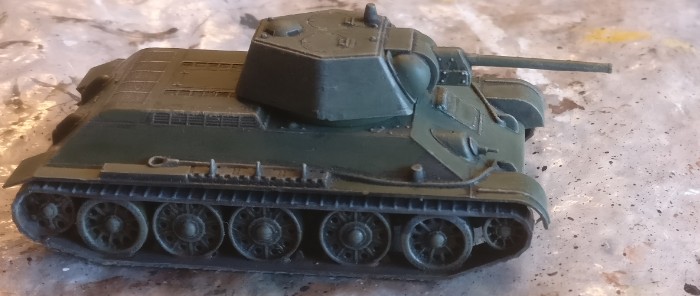 Der Zvezda 6159 T-34/76 obr 1943 nach Fertigstellung der Bemalung.