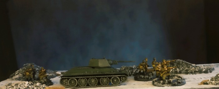 Der T-34/76 von Zvezda beim ersten Einsatz auf den Straßen von Stalingrad. Drei Trupps Frontniks begleiten ihn.