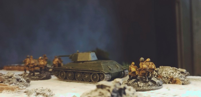 Der T-34/76 von Zvezda beim ersten Einsatz auf den Straßen von Stalingrad. Drei Trupps Frontniks begleiten ihn.