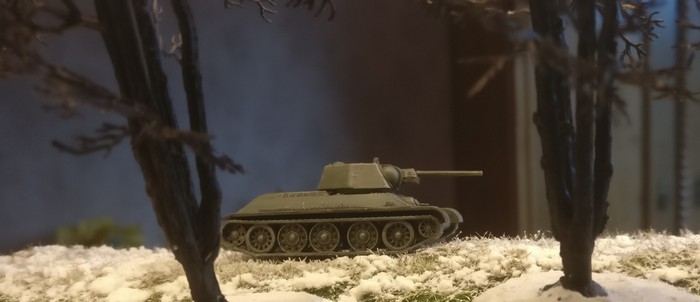 Der T-34/76 von Zvezda im winterlichen Stadtwald von Shturmigrad.