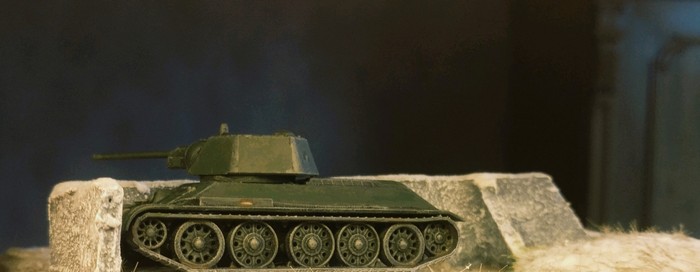 Der T-34/76 von Zvezda auf dem Gelände der Traktorenfabik, gleich hinter der Fabrikmauer.
