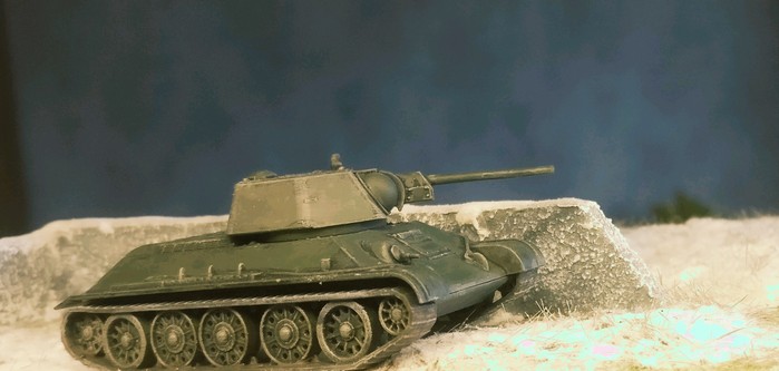Der T-34/76 von Zvezda auf dem Gelände der Traktorenfabik, gleich hinter der Fabrikmauer.