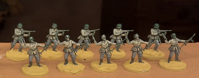 Die Base ist mit "Sand" grundiert. Die zehn Minis aus diesem Batch für das Infanterie Regiment 510 kriegen schon mal Sumpf unter die Stiefel.