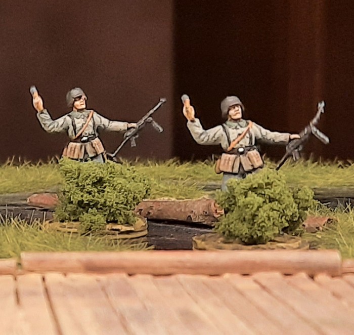 Gefreiter Kaschunke und Schütze Karolus von der 7./Infanterie Regiment 510 im Detail. Man erkennt unschwer, dass dieses Mal recht großzügig Buschwerk angepflanzt wurde.