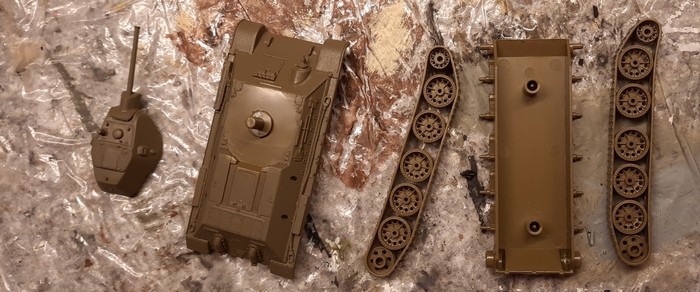 Die T-34 von Italeri lassen sich leicht zerlegen. Doncolor hatte bei der Snap-Montage weitgehend auf Klebstoffe verzichtet. 