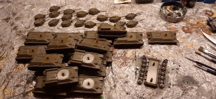 Ein Berg Arbeit: die zerlegten T-34/76 von Italeri.