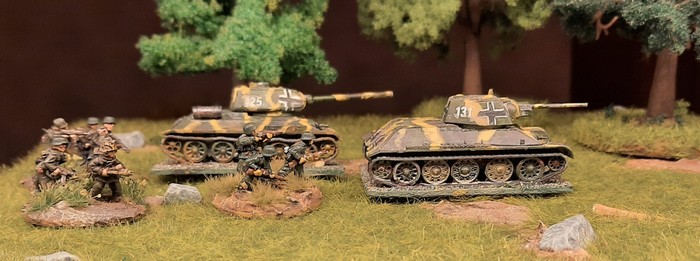 Und schon üben die zwei Panzerkampfwagen 747(r) Beutepanzer T-34/76 und T-34/85 (Baugröße 1:100, 15mm) im Shturmigrader Stadtwald in Begleitung von stürmischen Panzergrenadieren.