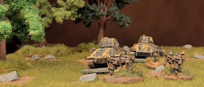 Da rumpeln die beiden Panzerkampfwagen 747(r) Beutepanzer T-34/76 und T-34/85 (Baugröße 1:100, 15mm) zur Front.