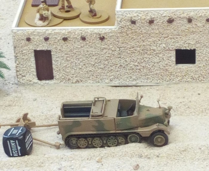 Ein Sd.Kfz. 11 und eine Pak bei Tobruk.