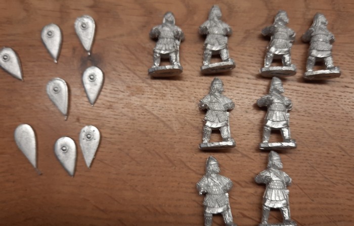 Mal ausgepackt: Skutatoi und Schilde von Crusader Miniatures.