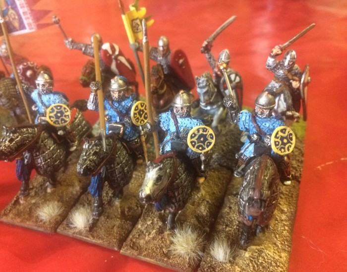 Attacke! Die Kataphrakten der Byzantiner gehen vor.