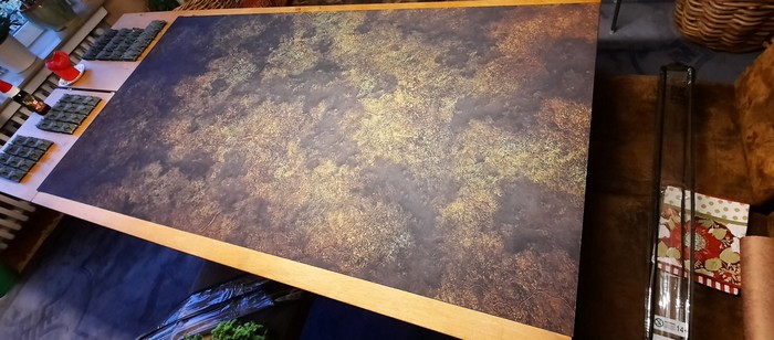 Die Deep Cut Studio Game Mat "Muddy Field", ausgerollt auf dem Wohnzimmertisch. Passt! Mehr muss man nicht sagen.