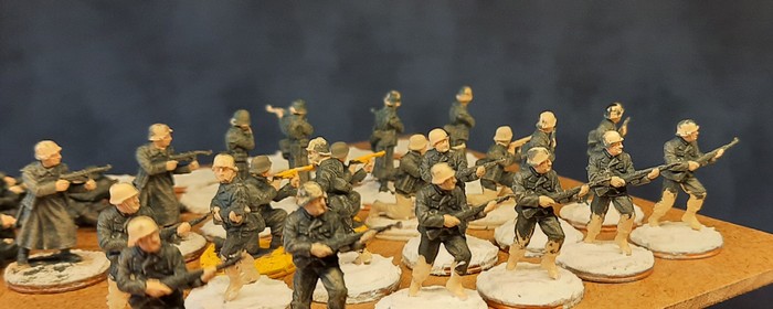 Hier sind die Winterlinge "Italeri Elite Troops" frisch basiert und die Grundfarbe wurde aufgetragen.