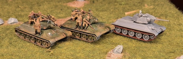 Drei T-34 von PSC mit Desant-Infanterie / Tank Ridern