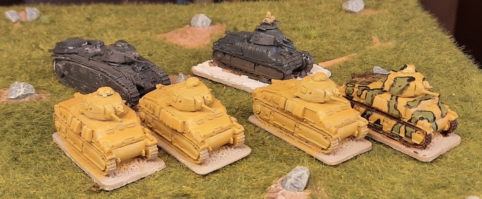 Ein Rudel Somua S35 und ein Char B1 für die Franzosen.