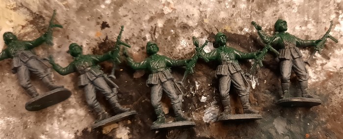 Erste Figuren des Set ESCI 0201 German Soldiers mit Grundierung und Trockenbürstung auf der Uniformhose.