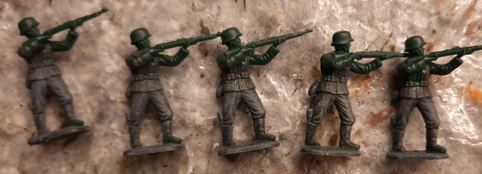 Erste Figuren des Set ESCI 0201 German Soldiers mit Grundierung und Trockenbürstung auf der Uniformhose.