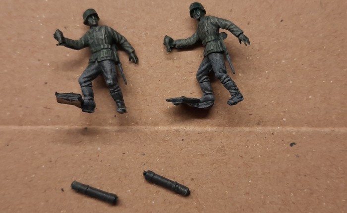 Die beiden Granatwerfer-Figuren aus dem Set ESCI 0201 German Soldiers in gelöstem Zustand.