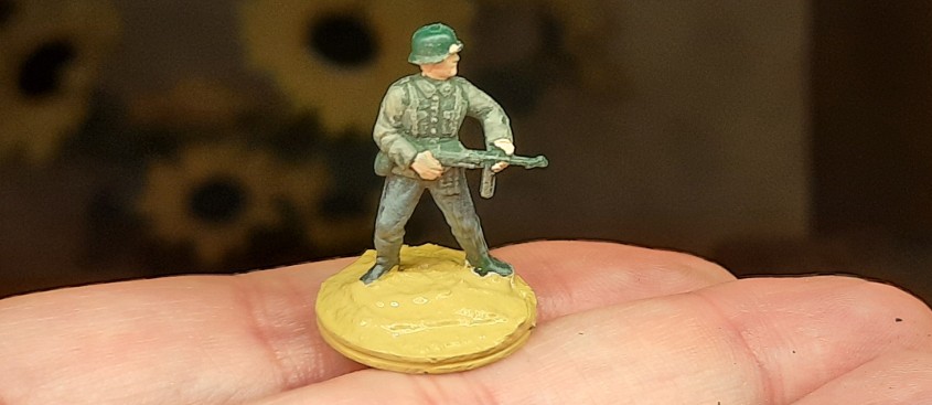 Die mit Revell Aquacolor Sand grundierte Base