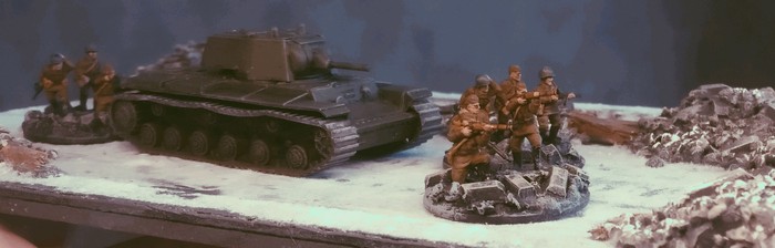 Der KV-I von Zvezda in Begleitung von drei Trupps Frontniks in  Stalingrad.