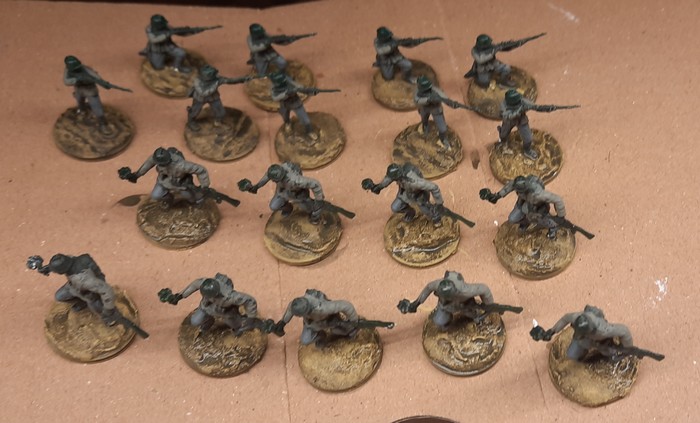 Die Base des Panzervernichtungstrupps der Wehrmacht wurde mit einer Lasur aus Gelboliv überzogen.