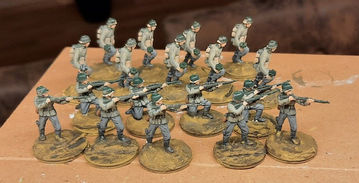 Erste Details der Figur wurden bemalt. Die Waffen stehen noch aus. Aber das Infanterie Regiment 510 hat schon fest neuen Zulauf erhalten.