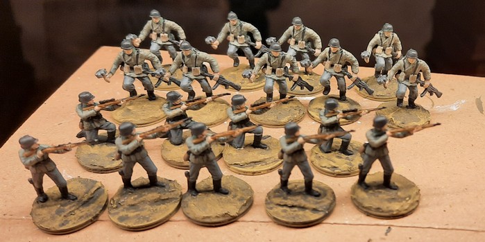 Die Figuren des Panzervernictungstrupps der Wehrmacht sind finalisiert. Nun kommen die Bases an die Reihe.