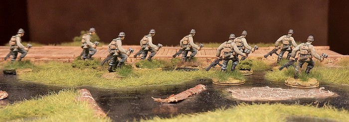 Die Nahkämpfer mit ihren geballten Ladungen stürmen nach Vorne. Der Panzervernichtungstrupp  der Wehrmacht des Infanterie Regiment 510 der 293. Infanterie Division probt den Einsatz.