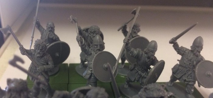 Die noch unbemalten Figuren aus dem Set Victrix Vikings - Warriors of the dark ages.